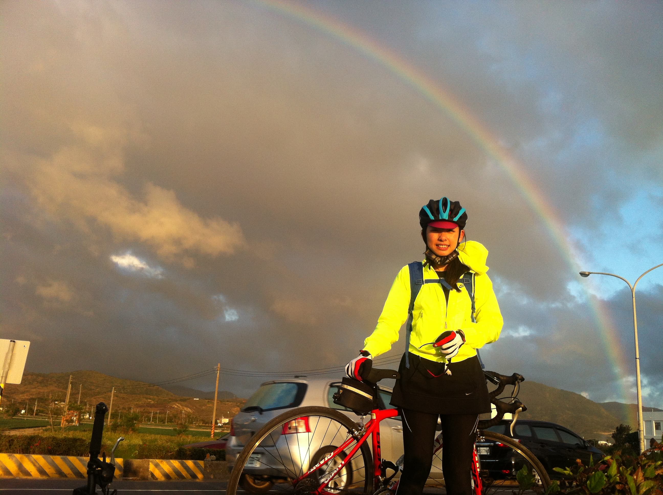 當年的強者我太太,我們在經過屏東車城時,路邊幸運遇見的半圓形大彩虹,非常壯觀(2013,屏東車城)