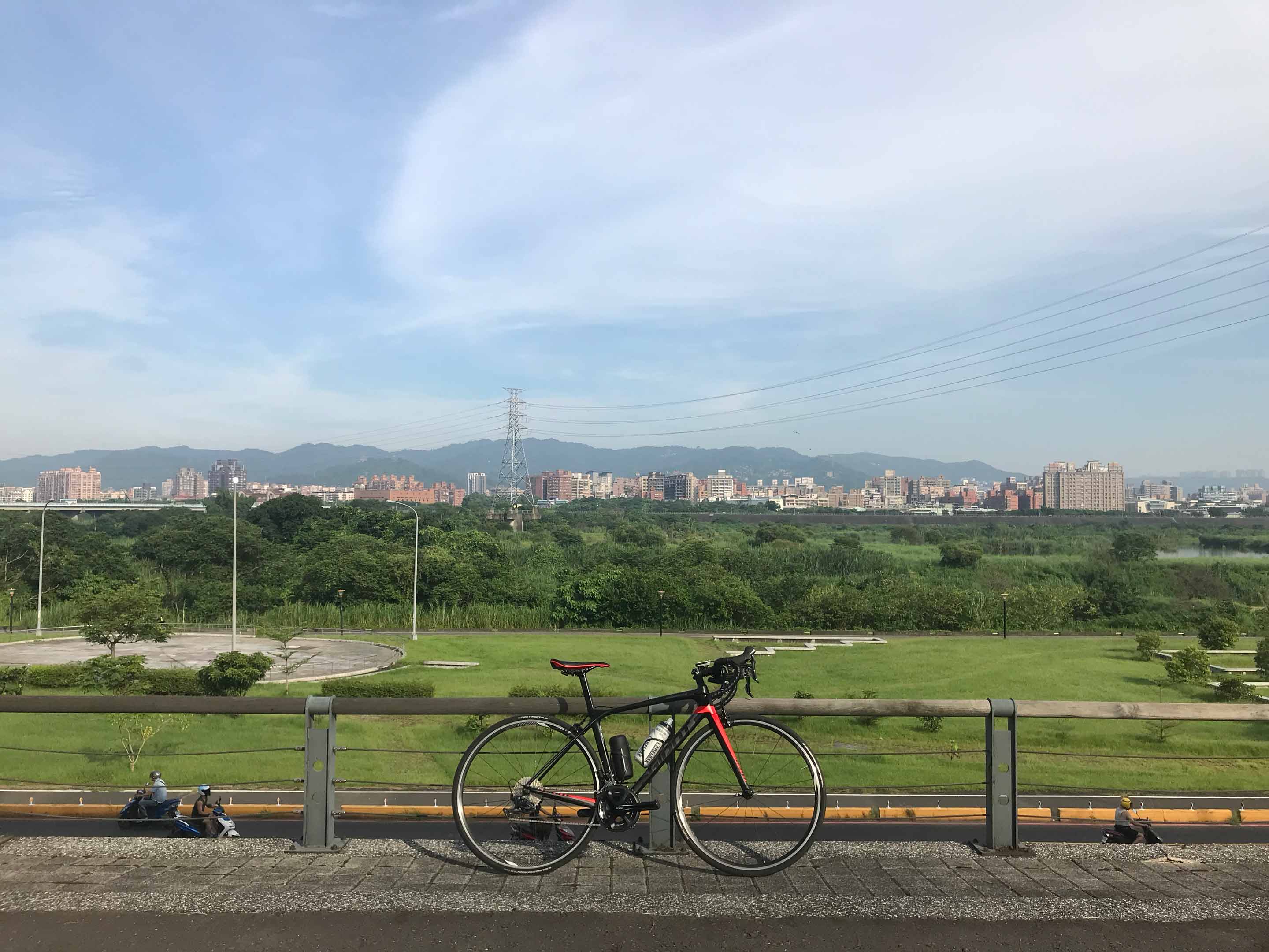 很喜歡早晨騎車經過堤防的空曠感,回程時已開始出現上班族了